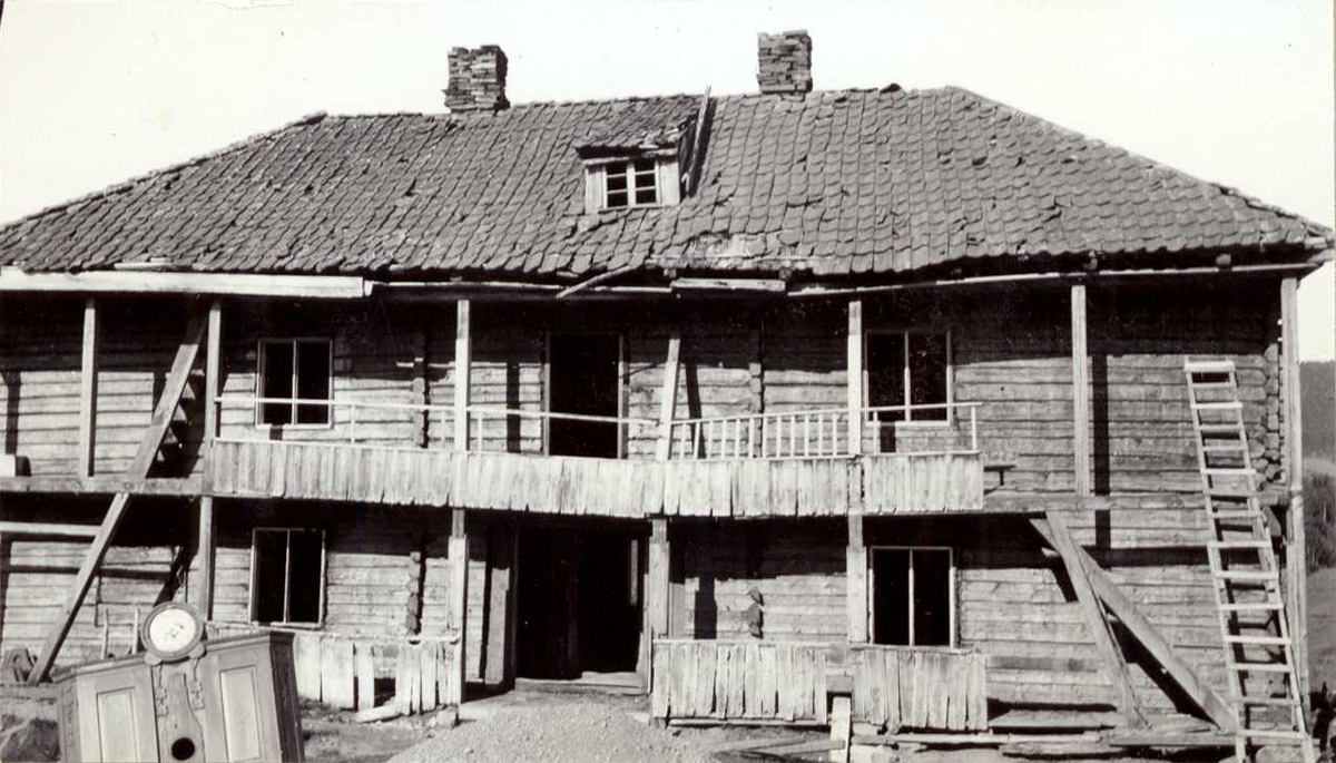 Karterud, Kongsvinger, Hedmark. Hovedbygningen under riving, sett fra framsiden. Nå på Norsk Folkemuseum.