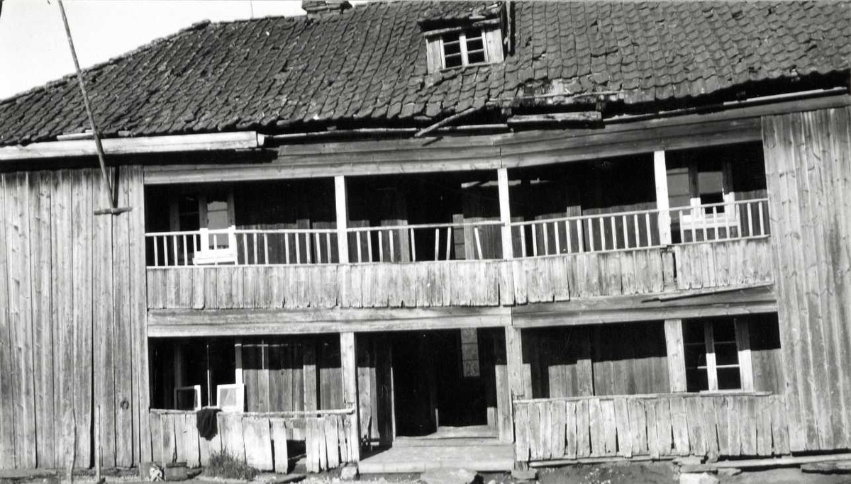 Karterud, Kongsvinger, Hedmark. Hovedbygningen under rivning, sett forfra. Nå på Norsk Folkemuseum.