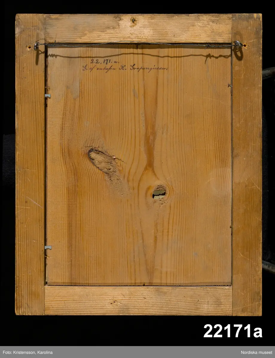 Huvudliggaren:
"Taflor. Broderade. a. Les Graces Villageoises b. Les Graces Poissardes c. Le Debiteur a la mode d. Les Joueures a la mode e. Les Suppléans. G. af enkefru K. Grapengiesser 8/10 1878."