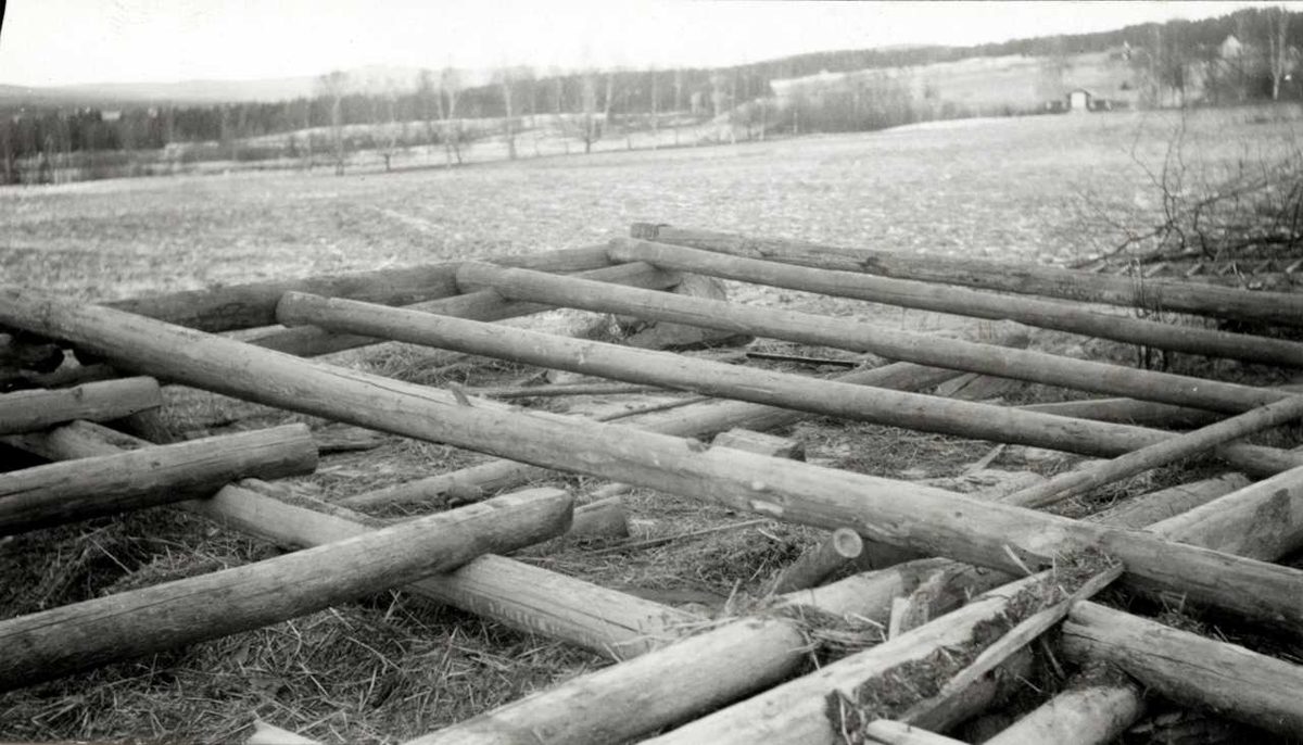 Kvislerbråten, Sør-Odal, Hedmark 1942. Låve under riving, fundamentet. Nå på Norsk Folkemuseum.