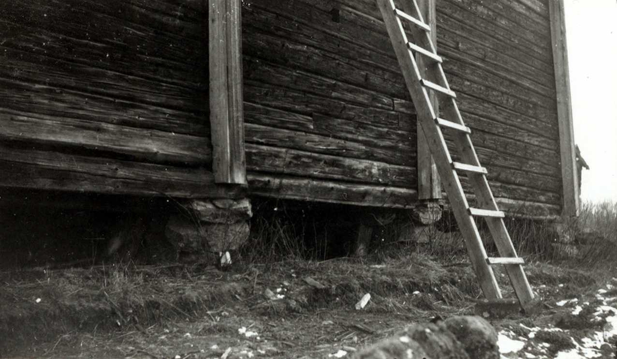 Kvislerbråten, Sør-Odal, Hedmark 1942. Låve under riving, vegg med stige. Nå på Norsk Folkemuseum.