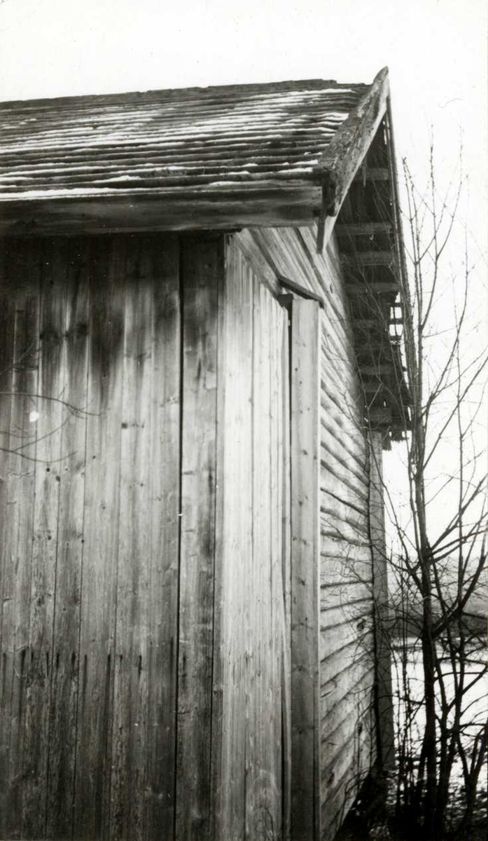 Kvislerbråten, Sør-Odal, Hedmark 1942. Låve under riving, hjørne. Nå på Norsk Folkemuseum.