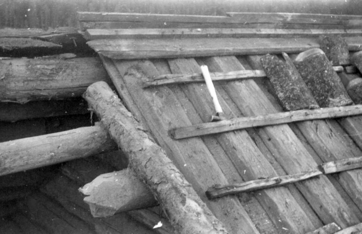 Garsvik, Aurskog-Høland, Akershus 1946. Låve. Del av tak. Nå på Norsk Folkemuseum.