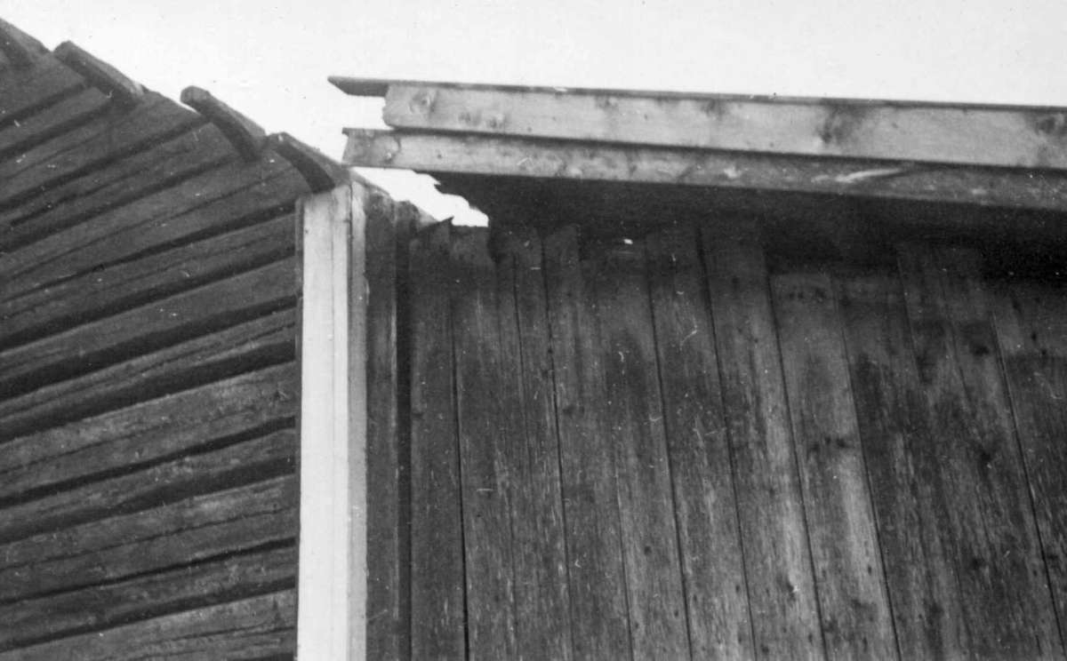 Garsvik, Aurskog-Høland, Akershus 1946. Låve under nedriving. Utvendige vegger. Nå på Norsk Folkemuseum.