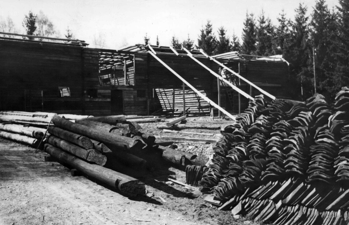 Låve fra Garsvik, Nordre Høland, under oppføring på Norsk Folkemuseum, juni 1947.