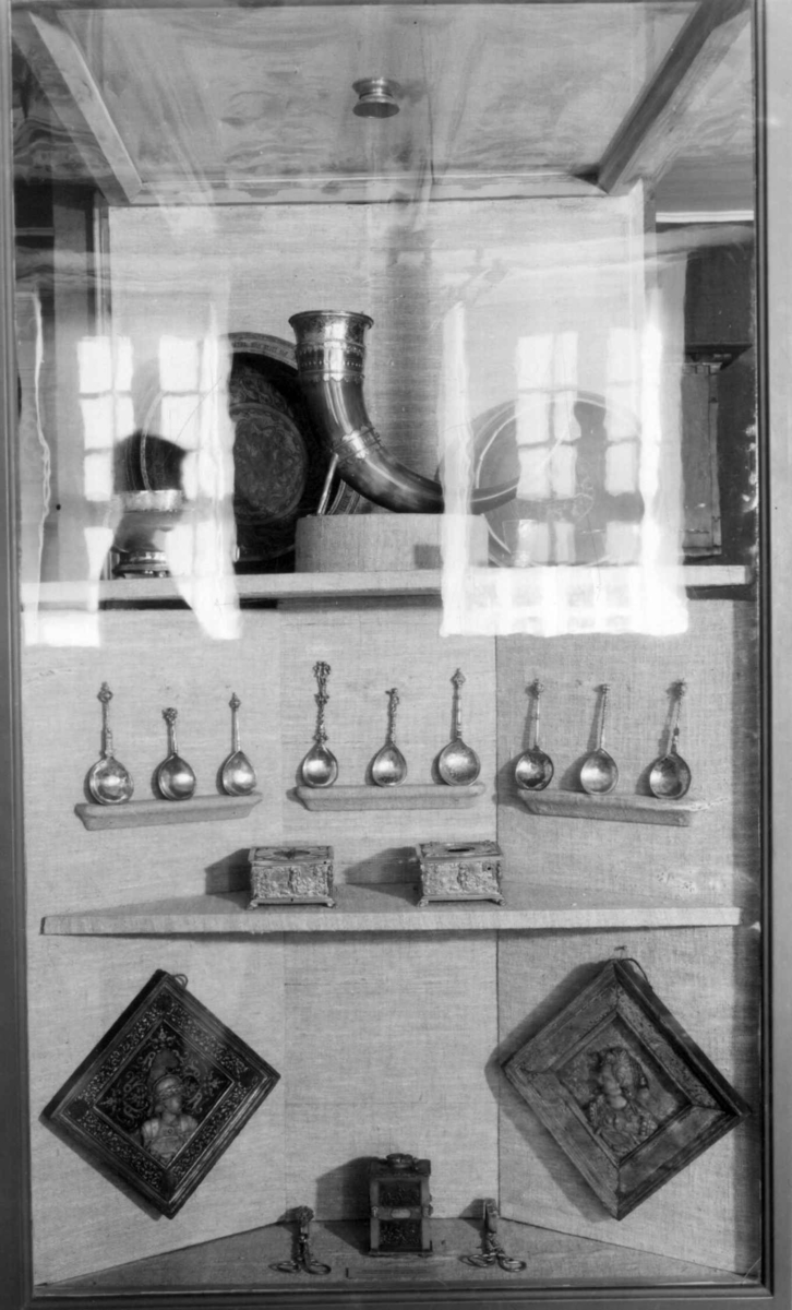 Monter med horn, bestikk, mm. fra renessansetiden. Fra Bysamlingen på Norsk Folkemuseum i 1949.