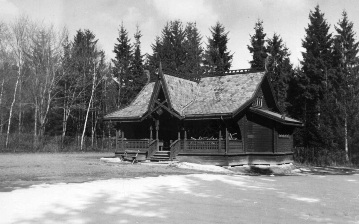 Paviljong på Festplassen på Norsk folkemuseum. Før: Ventehall i Pipervika, Oslo. Oppført på Norsk folkemuseum i 1932.