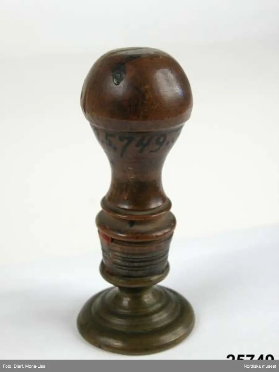 Inventering Sesam 1997-1998:
Diameter 13, H 8,5 cm
Ask, rund. Botten, lock och svep av lövträ, utan falsar. Svepen fästade med dymlingar av trä. Hopfästning av svepen med rottågor, snärjstygn, två rader.
Svepen och lockets ovansida med brännstämplade sicksacklinjer, stjärnor och blommor. Brännstämplat kryss på bottenskivans undersida. Ristat kryss på bottens insida, även inuti locket.
Agnetha Blomberg 1997