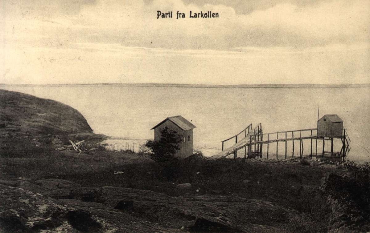 Postkort. Jule- og nyttårshilsen. Fotografisk motiv. Svart/hvitt. Utsikt over fjorden fra Larkollen. Badehus. Julemerke for N. K. S. Datert 23.12.1914.