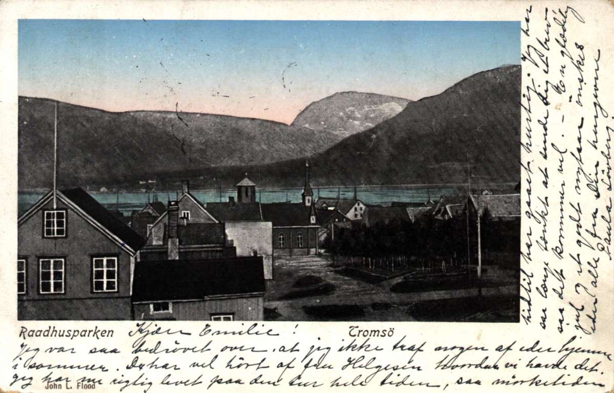 Postkort. Jule- og nyttårshilsen. Fotografisk motiv. Motiv fra Tromsø. Rådhusparken. Bebyggelse. Kirke. Stemplet 19.12.1902 (?).