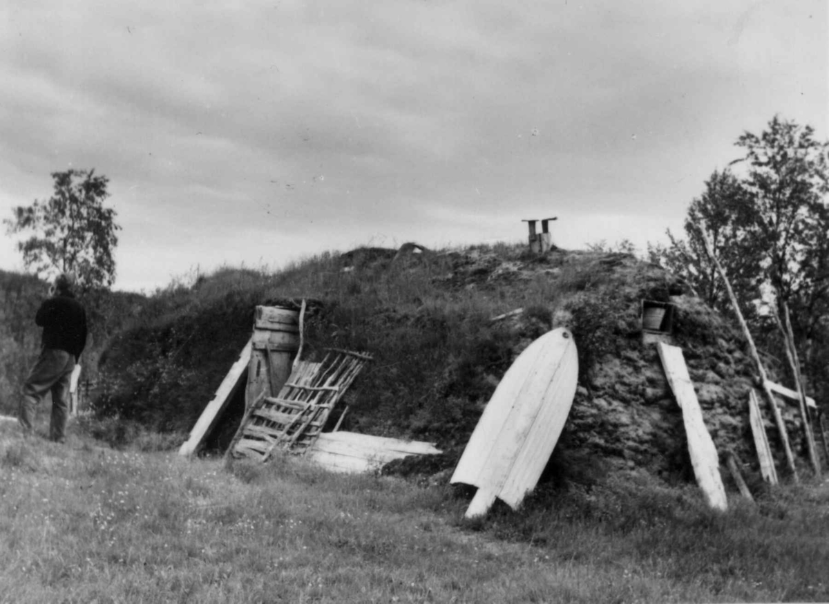 Fjøsgamme med en person utenfor, Normannsslett 1952.