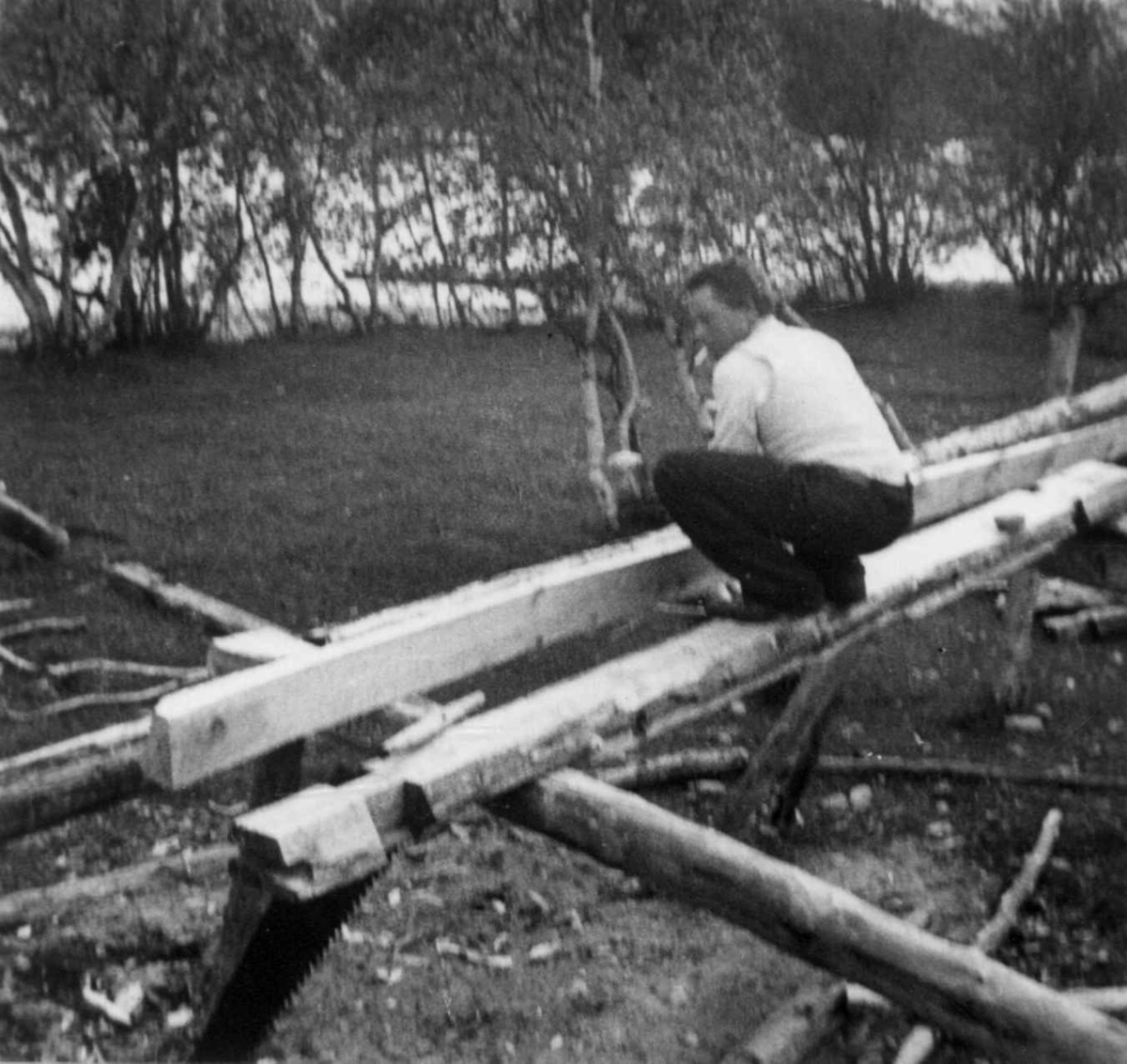 Alfred Rasmus Port bygger båt (1). Båtbordene blir saget til på sagstillas. Karasjok 1952.