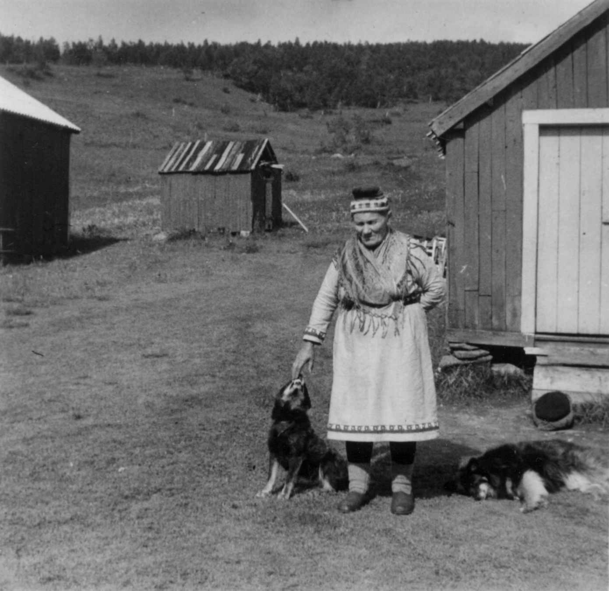 Portrett av Anna Gundersen i samisk kofte fra Gratangen, 1952.