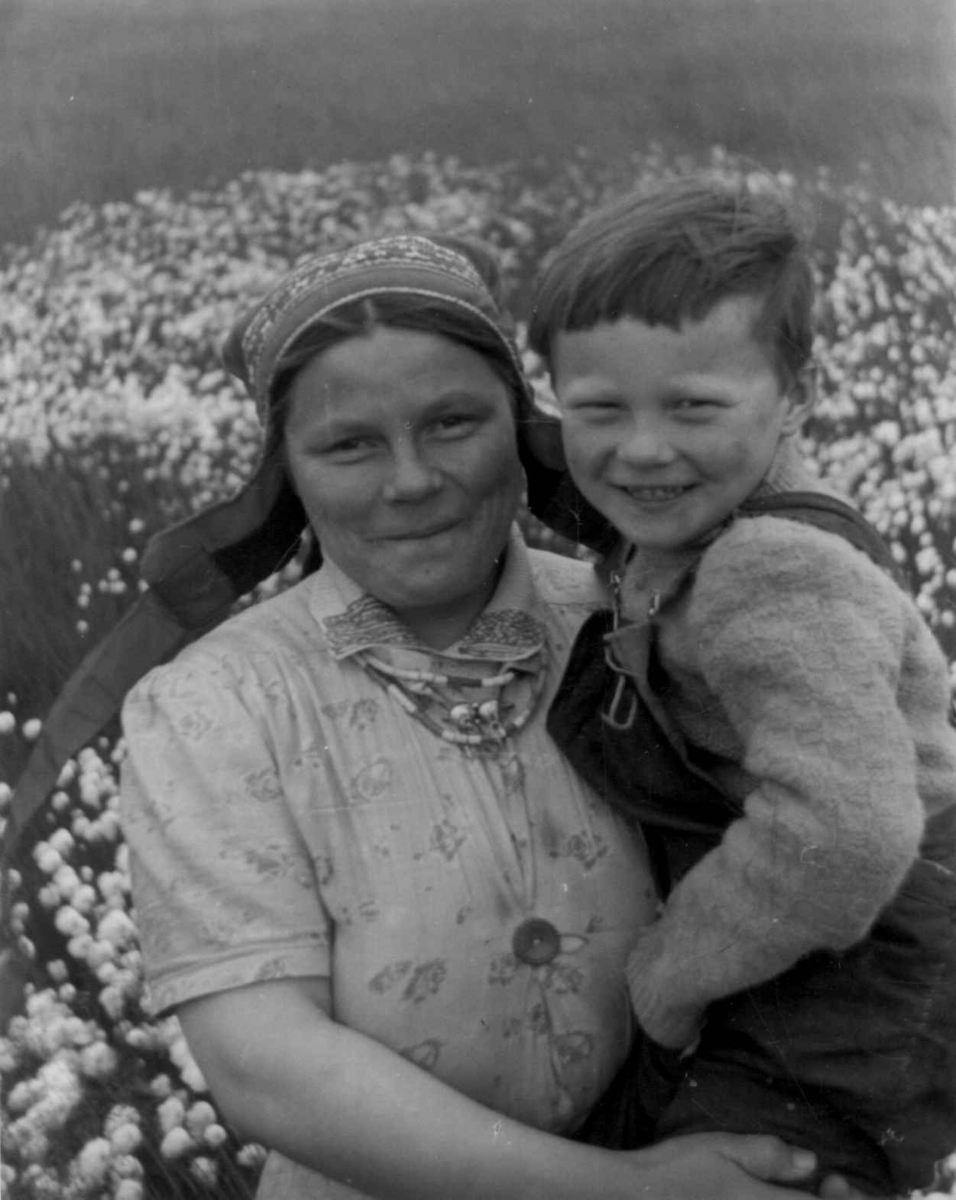 Portrett av Sara Mathisd. Skum med sin sønn, 1952.