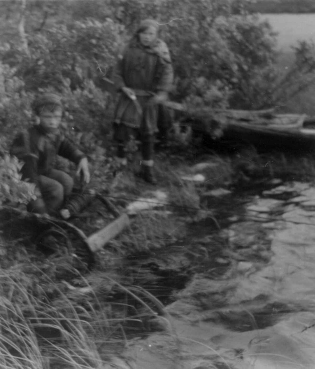 Fiske. Anders og Ellen Susanne Skum ved Landspillet. Avzzevuobme august 1952.