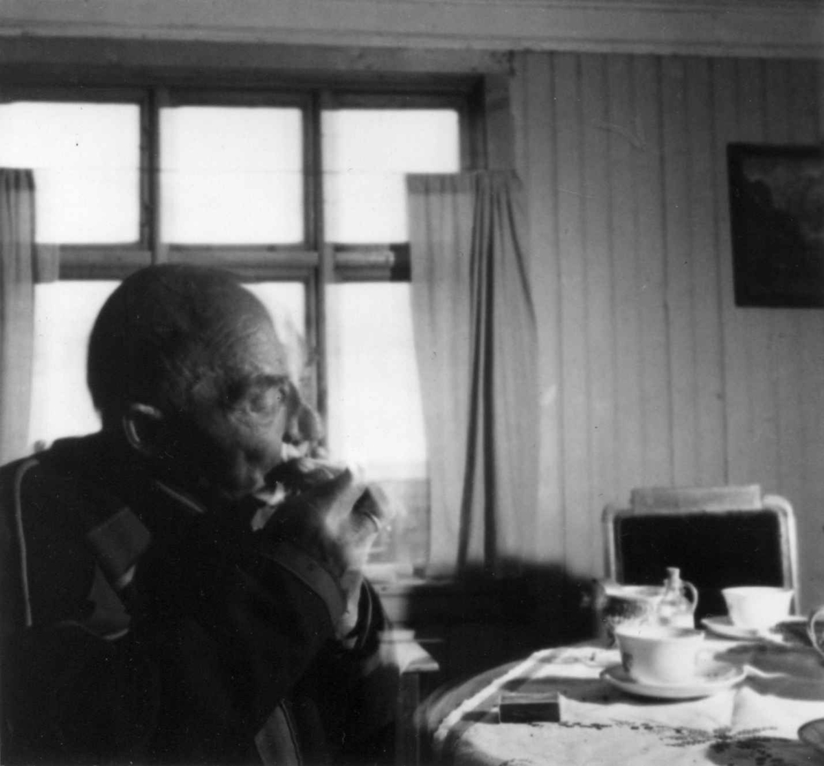 Portrett av Johan Roska i stuen på Siribakken, 1952.