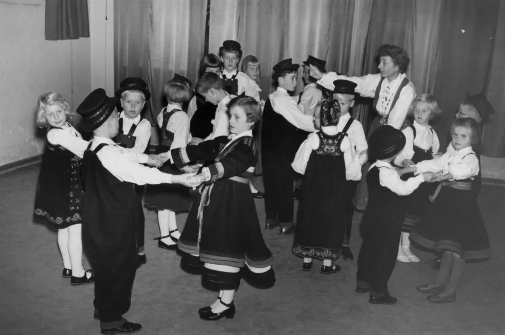 Barn fremfører folkedans på Norsk Folkemuseum i 1953.