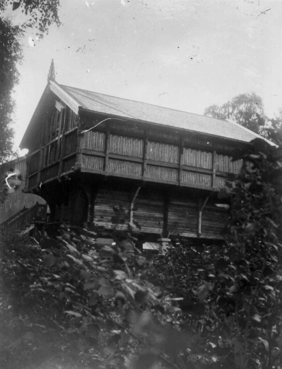 Dal gård, Ullensaker. Stabburet, muligens ca. 1880.
Fra serie fotografert av kammerherre Fredrik Emil Faye (1844-1903), gårdens eier.