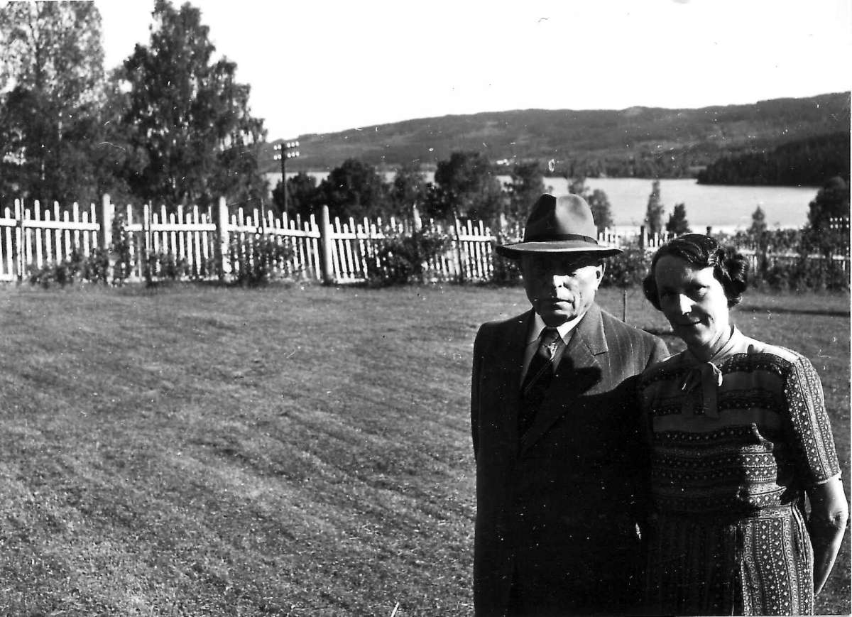 Viken, Hurdal, Akershus 1954. Fra hagen, utsikt mot Hurdalssjøen. To mennesker. Storgårdsundersøkelser ved dr. Engelstad i 1954.
