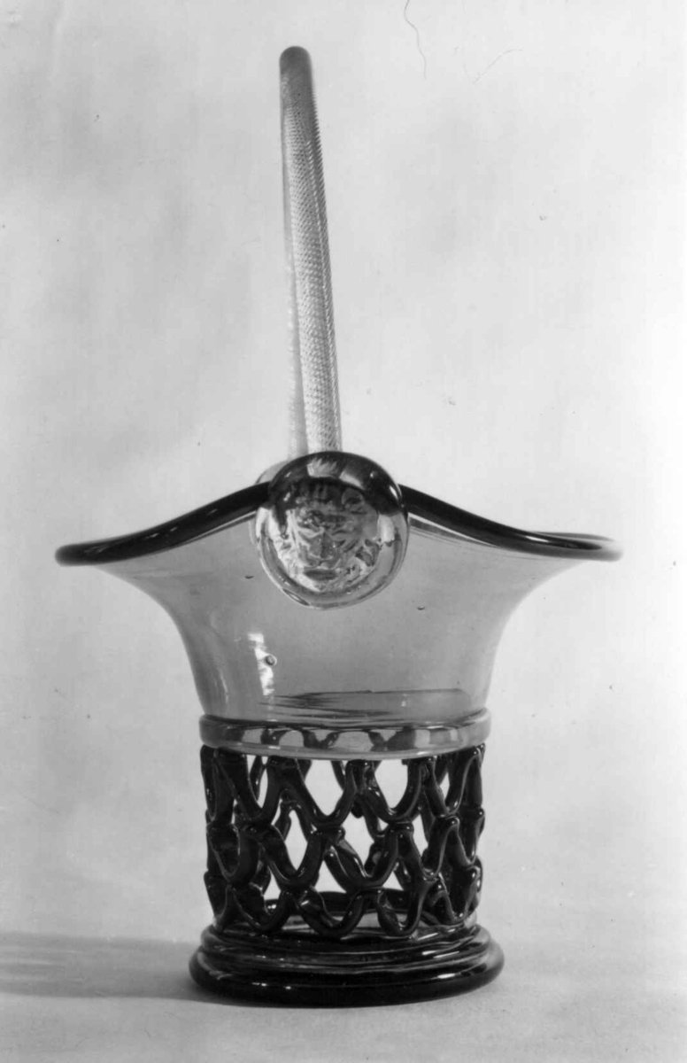 Vase
Fra dr. Eivind S. Engelstads storgårdsundersøkelser 1954.