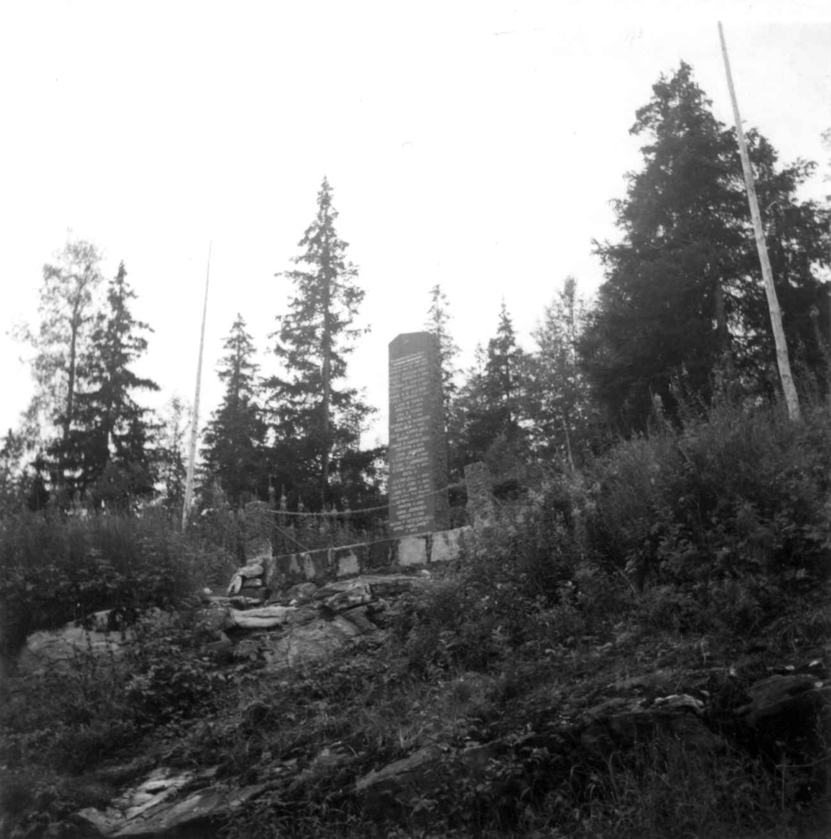 Minnestøtte over omkomne samer ved bilulykke sommeren 1948. Dunderlandsdalen.