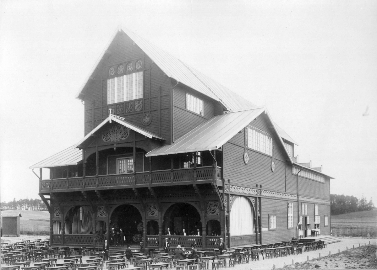 Pariserpaviljongen, bygning nr. 302 på Norsk Folkemuseum, her fotografert i 1903. Huset, som hadde vært på Verdensutstillingen i Paris 1900, ble brukt som restaurant, og åpnet i forbindelse med Den Kulturhistoriske Utstilling.