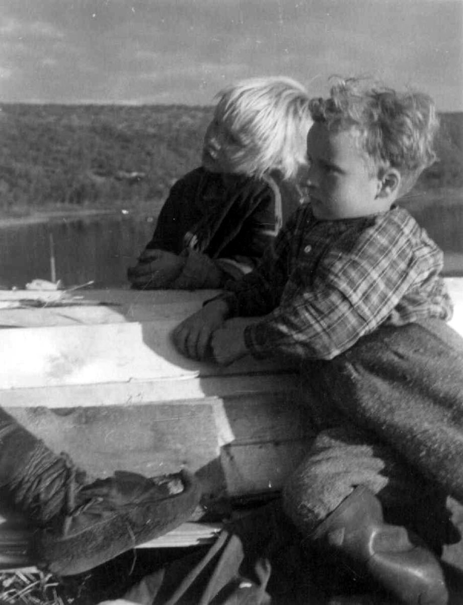 Portrett av Jon Mikkelsen Utsi og Johan Isak Mikkelsen Utsi. Heammonjavvi, Kautokeino.