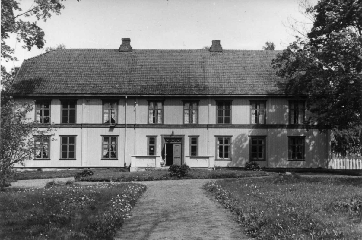 Store Ree, Stange, Hedmark. Hovedhusets fasade mot hagen. 
Fra dr. Eivind S. Engelstads storgårdsundersøkelser 1955