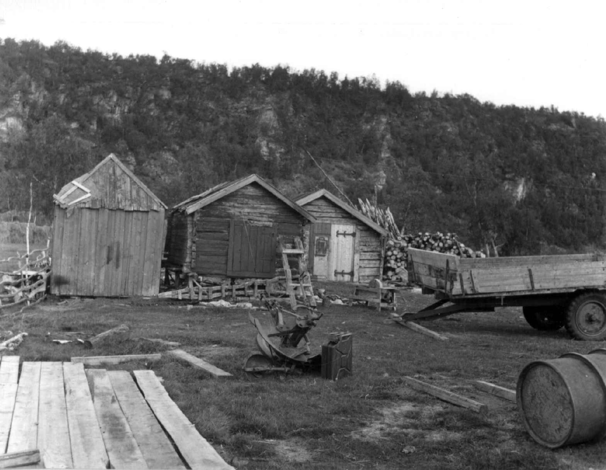 Klemet Hættas tre stabbur, en tilhenger i forgrunnen. Masi 1956.