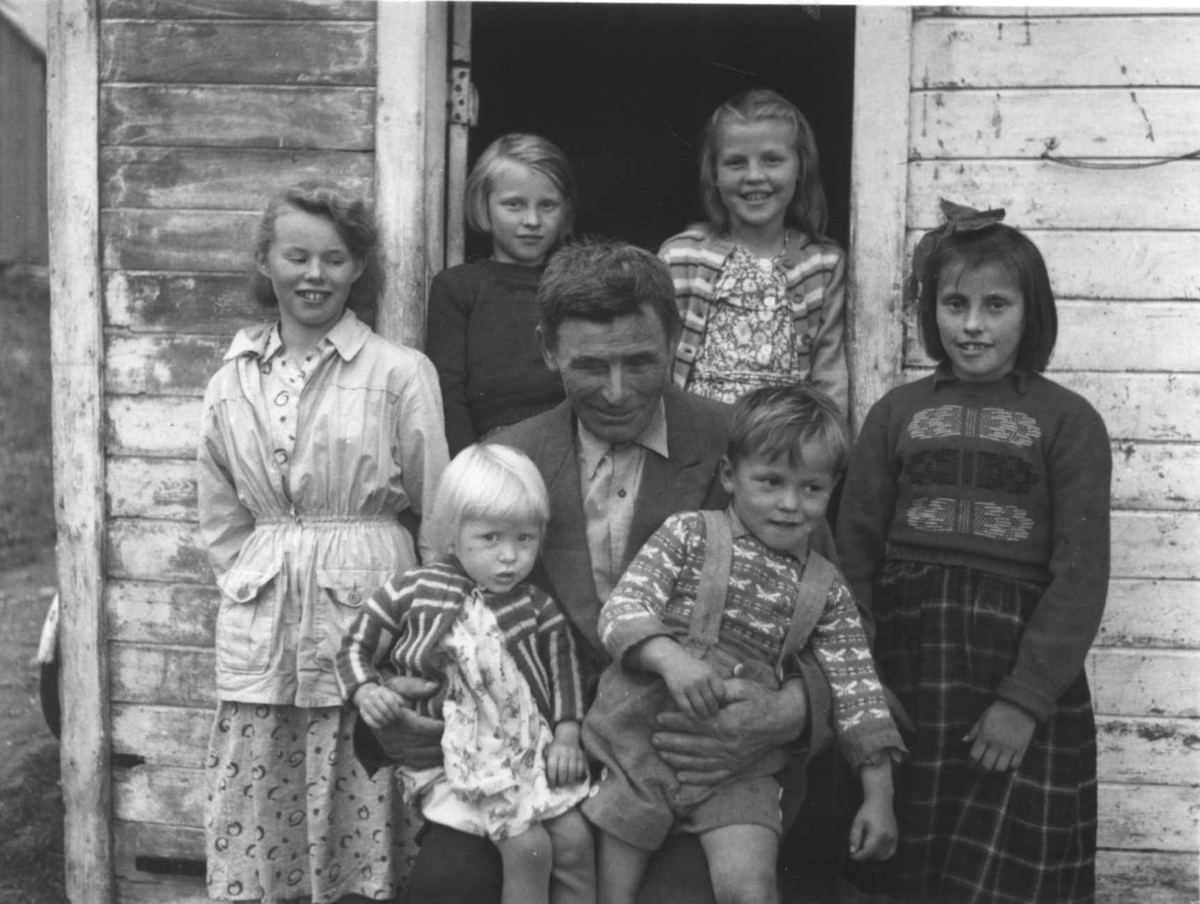 Portrett av Anders Myrnes m. familie, 1956.