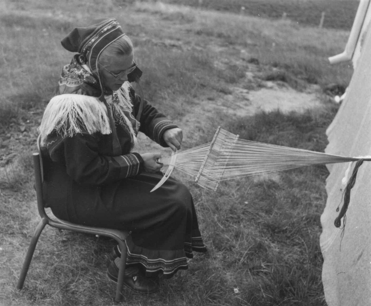 Vevlærer Edel Hætta Eriksen med båndgrindveving. Kautokeino 1956.