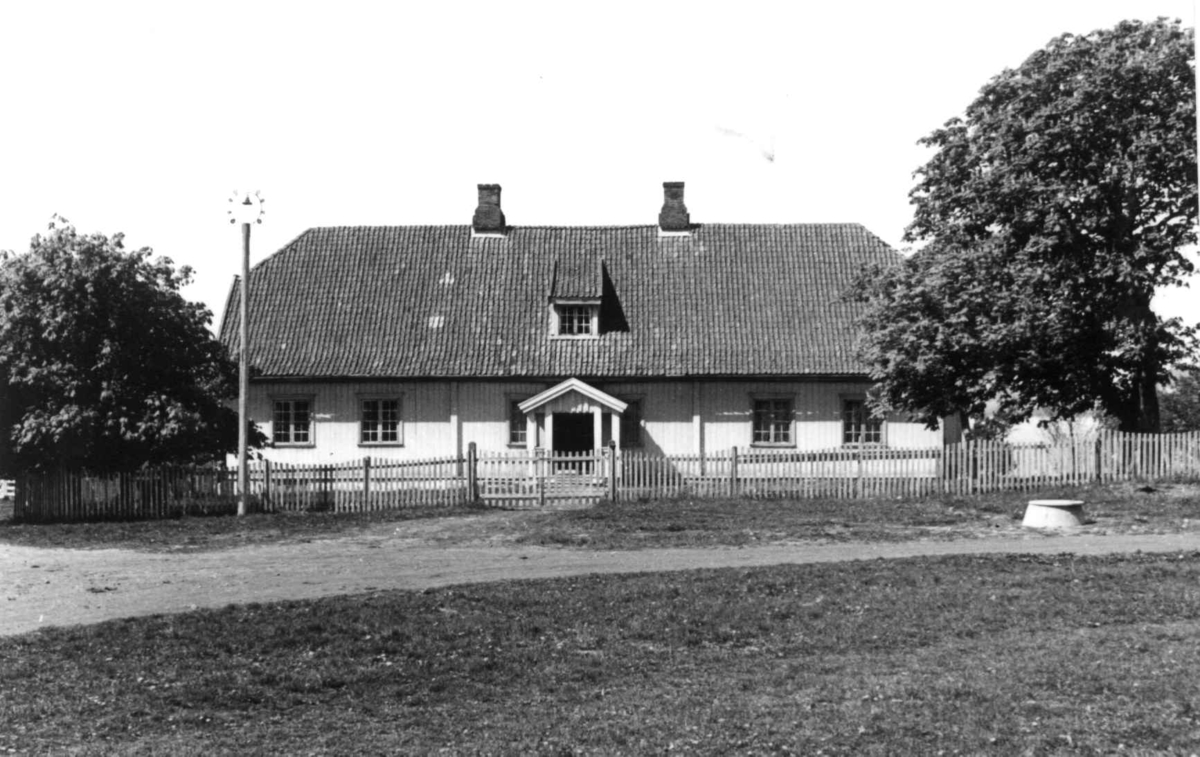 Huseby, Stange, Hedmark. Hovedbygningen sett fra tunet.
Fra dr. Eivind S. Engelstads storgårdsundersøkelser 1955