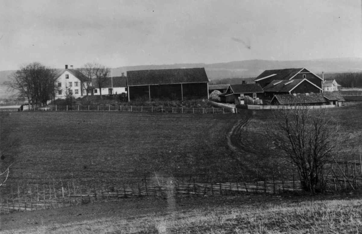 Busvold, Stange, Hedmark. Gammelt  foto av gårdsbebyggelsen. 
Fra dr. Eivind S. Engelstads storgårdsundersøkelser 1957.