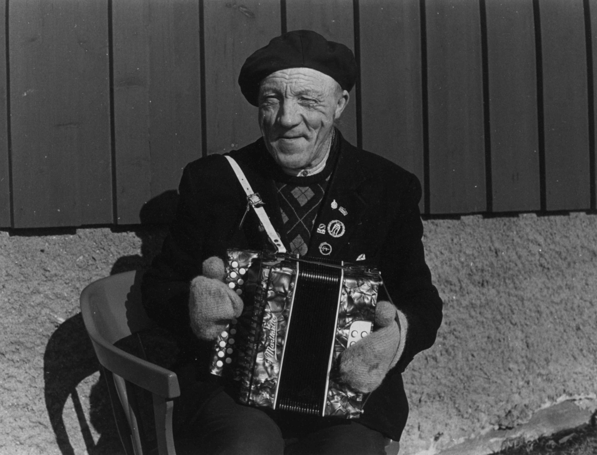 Portrett av Valdemar Olsen med trekkspill. Kautokeino 1957.