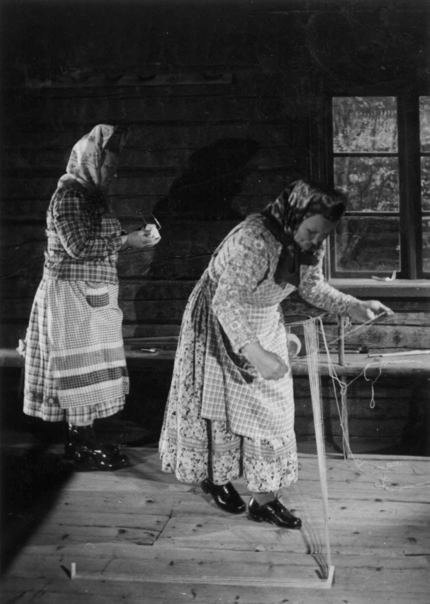 Greneveving (14). Skoltesamene Darja Jefreimov og Naska Moshnikov  lager renning til greneteppet. Seurasaari 1955.