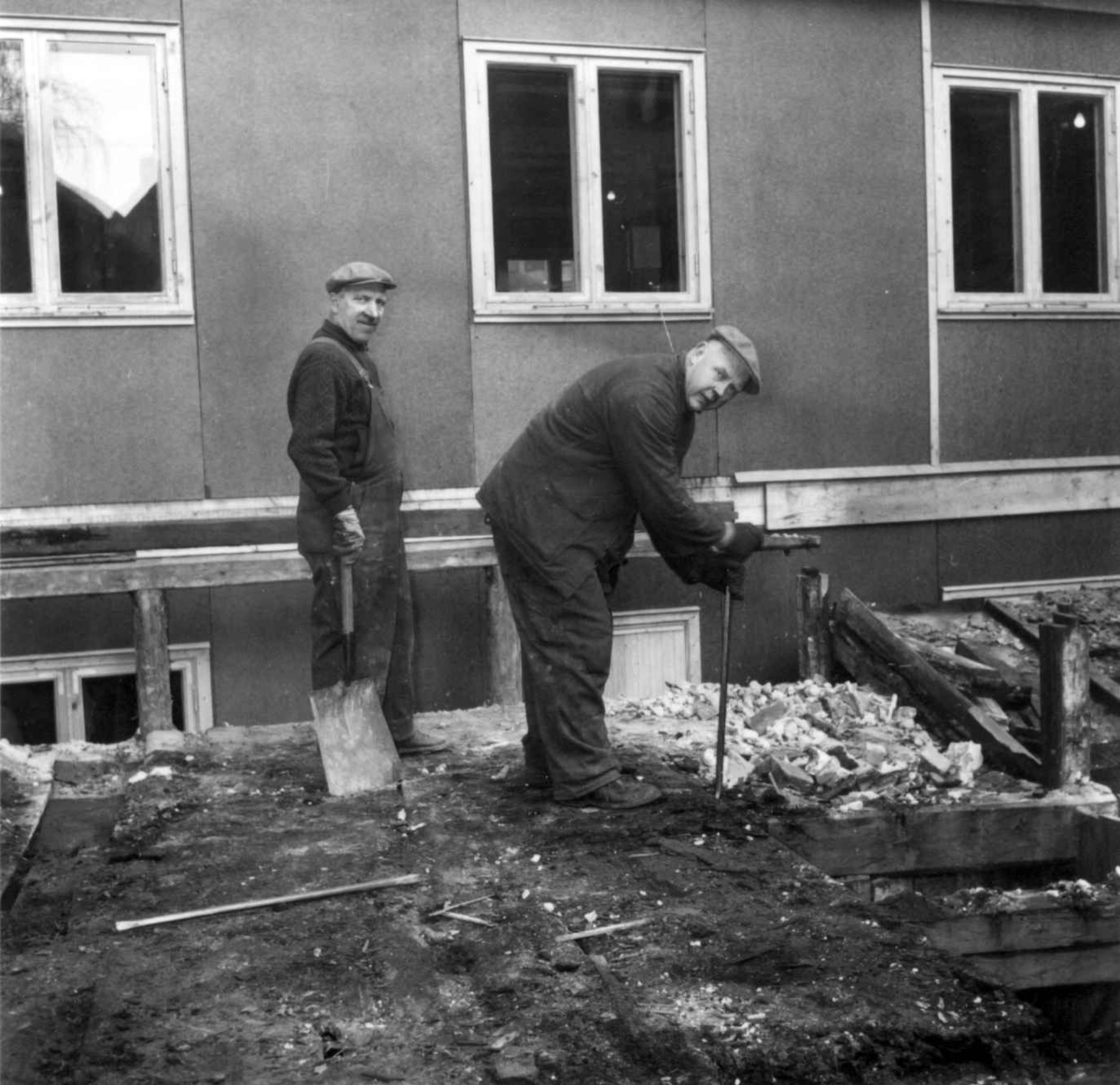 Fra rivingen av Holmens gate 5 i Oslo i Pipervika.Hele denne gata forsvant med Rådhusreguleringen.Bakgården i Holmens gate 5 er bevart på Norsk Folkemuseum, som bygning nr. 231.
Ansatte på Norsk Folkemuseum, Ottar Amundsen og Ivar Haug, i arbeide.