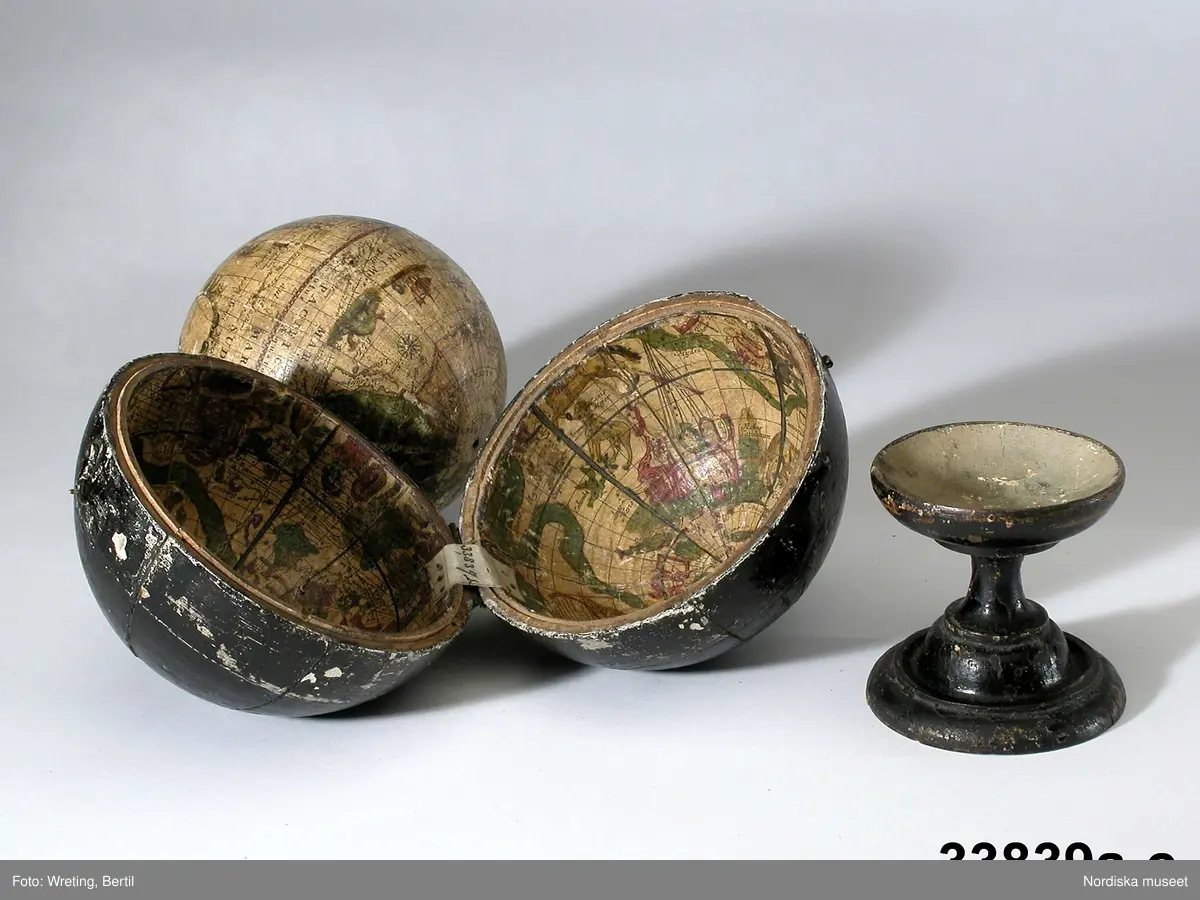 Jord och himmelsglob från 1716. Tillverkad av Johann Ludwig Andreae i Nürnberg.

Katalogkort:
"Jord- och himmelsglob. Trä, gips, papper, mässing. Handgjord, svarvad, tryckt. 1716, Nürnberg, Johann Ludvig Andreae (1688-1766). Svarvad fot, svartmålad med skålformad topp. Fodralet (b) svartmålat på utsidan, insidan med himmelsbild samt text: 'Hunc / CLOBUM COELESTEM / fec ... Auln Observat. Astro / Nomo: modens: noviter / amothuit et construxit / M: Joh: Lud: Andrea / Noriberge'. Inuti fodralet en jordglob. Anm: b+a: Starka färger. Ett stycke segment saknas i globens insida. a: Kartusch utan text. Den svarta färgen på foten och på b. sliten.