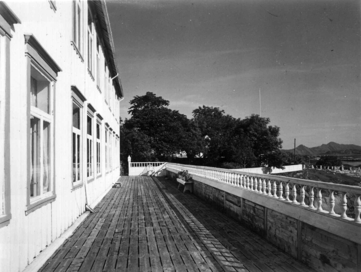 Grøtøy, gnr.31 Steigen - Nordland. Hovedhuset fra N.Ø. Verandaen.
Fra dr. Eivind S. Engelstads storgårdsundersøkelser 1954.