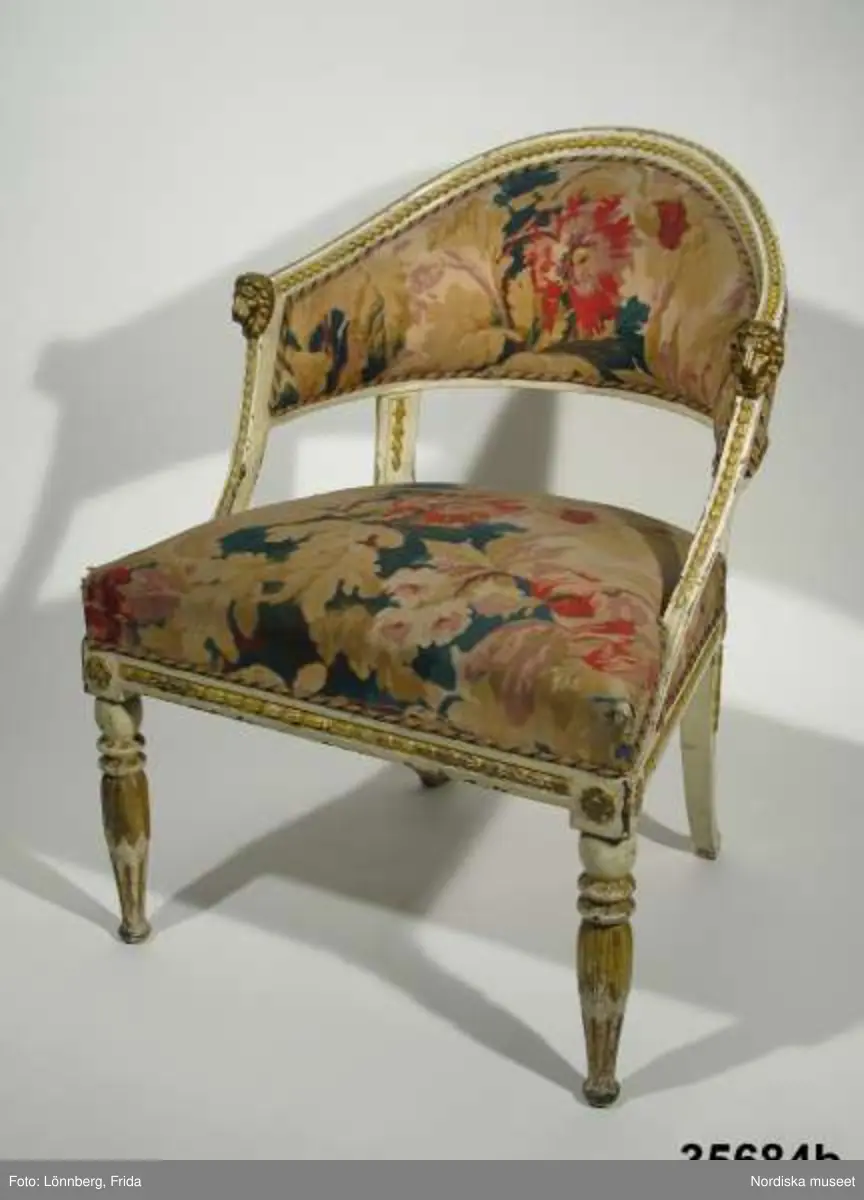 Huvudliggaren:
"Möbel. Bestående af 1 soffa och 6 stolar. 
Ink. af byggmästaren E. A. Boman i Stockholm - 400 kr. Ank. 2/5 1883"
a+) Soffa
b-g) 6 st stolar.