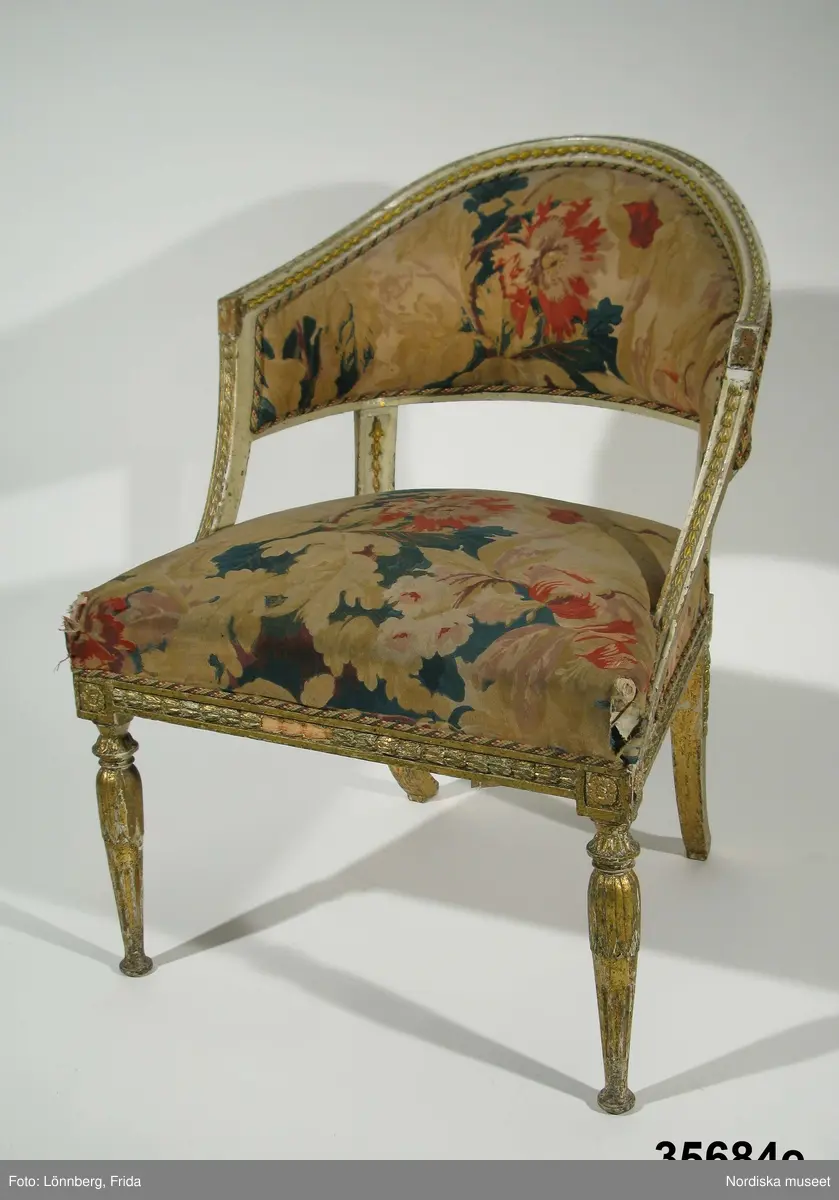 Huvudliggaren:
"Möbel. Bestående af 1 soffa och 6 stolar. 
Ink. af byggmästaren E. A. Boman i Stockholm - 400 kr. Ank. 2/5 1883"
a+) Soffa
b-g) 6 st stolar.