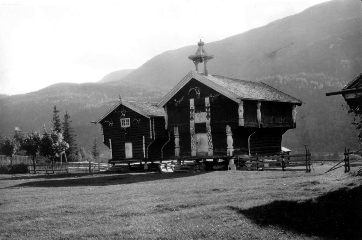 Kjønntveit, Nore,  Nore og Uvdal. 1930. Stabbur og loft. Gårdstun.  Skog og fjell i bakgrunnen.