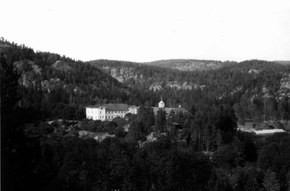 Berby Gård, Idd, Østfold. Oversiktsbilde.  Hagebrukskole for kvinner 1901-1938. Hovedbygning. Omgitt av skog. Åser i bakgrunnen.