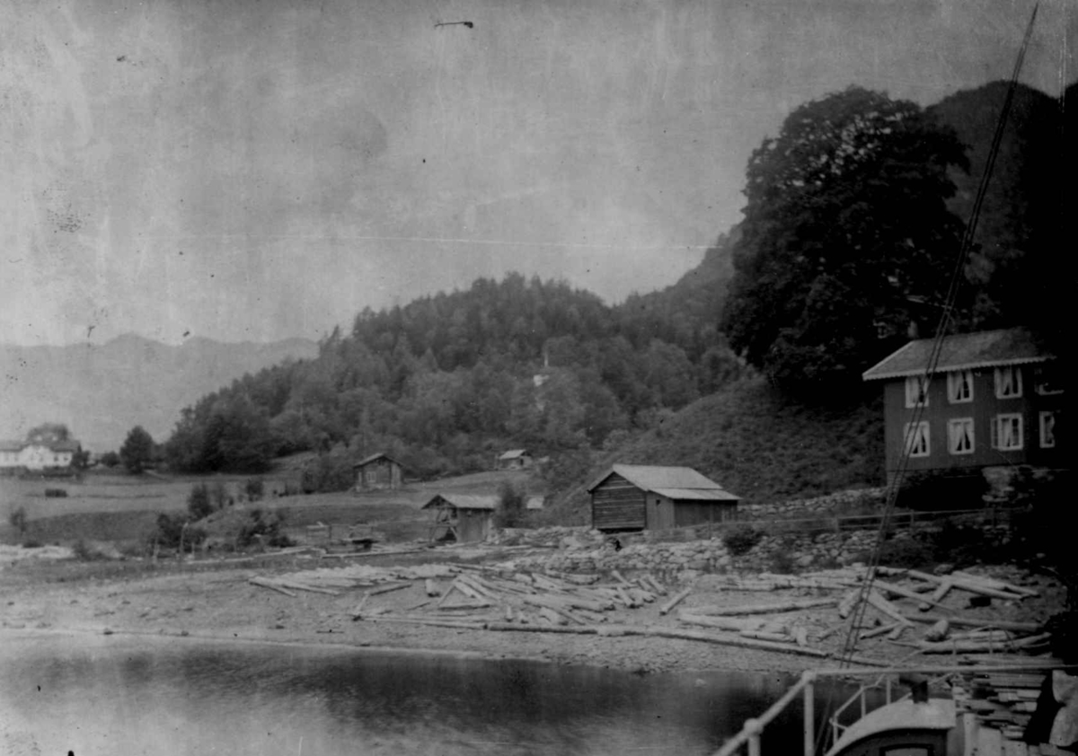Fra en serie fotografier fra et album som har tilhørt folklorist og professor Moltke Moe (1859-1913), antatt fra 1880-årene med motiver fra Telemark. 
