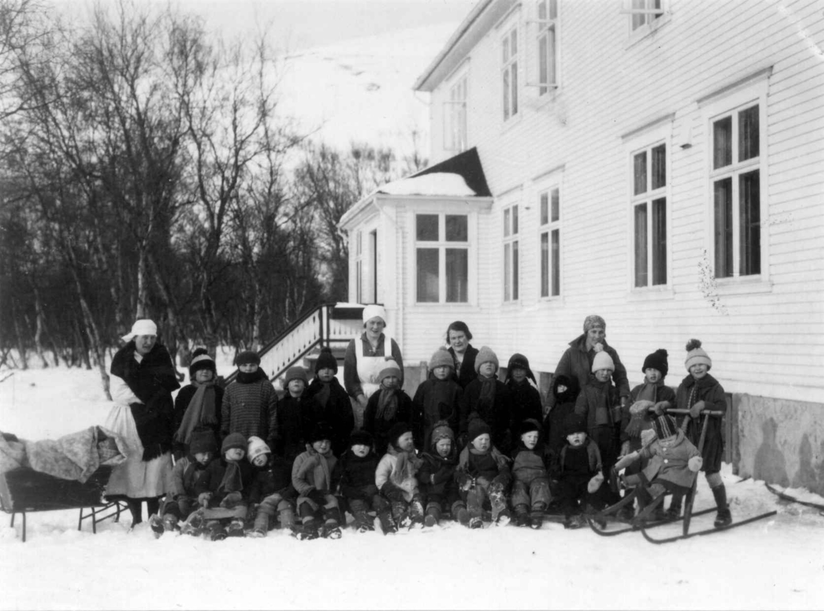 Barn og betejening utenfor Norges Finnemisjonsselskaps barnehjem "Hans Schanches Minne" i Tana, brent i 1944. 