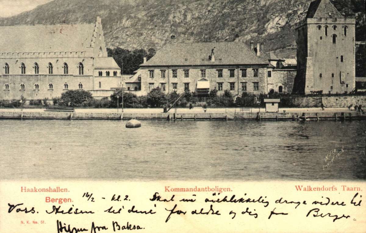 Postkort. Langs fjorden ligger Håkonshallen, Kommandantboligen pg Valkendorftårnet, Bergen. Stemplet 06.11.1904.