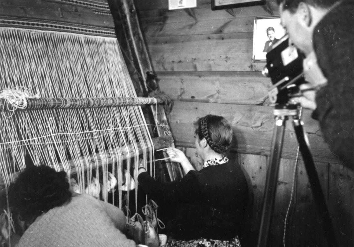 Veving på oppstadgogn. Renningen forlenges. Liarbø, Fitjar, Hordaland 1956.