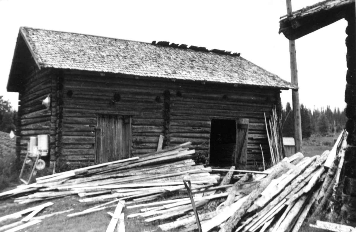 Nordre Bakken, Tørberget, Trysil, Hedmark. Bu, planker ligger foran.