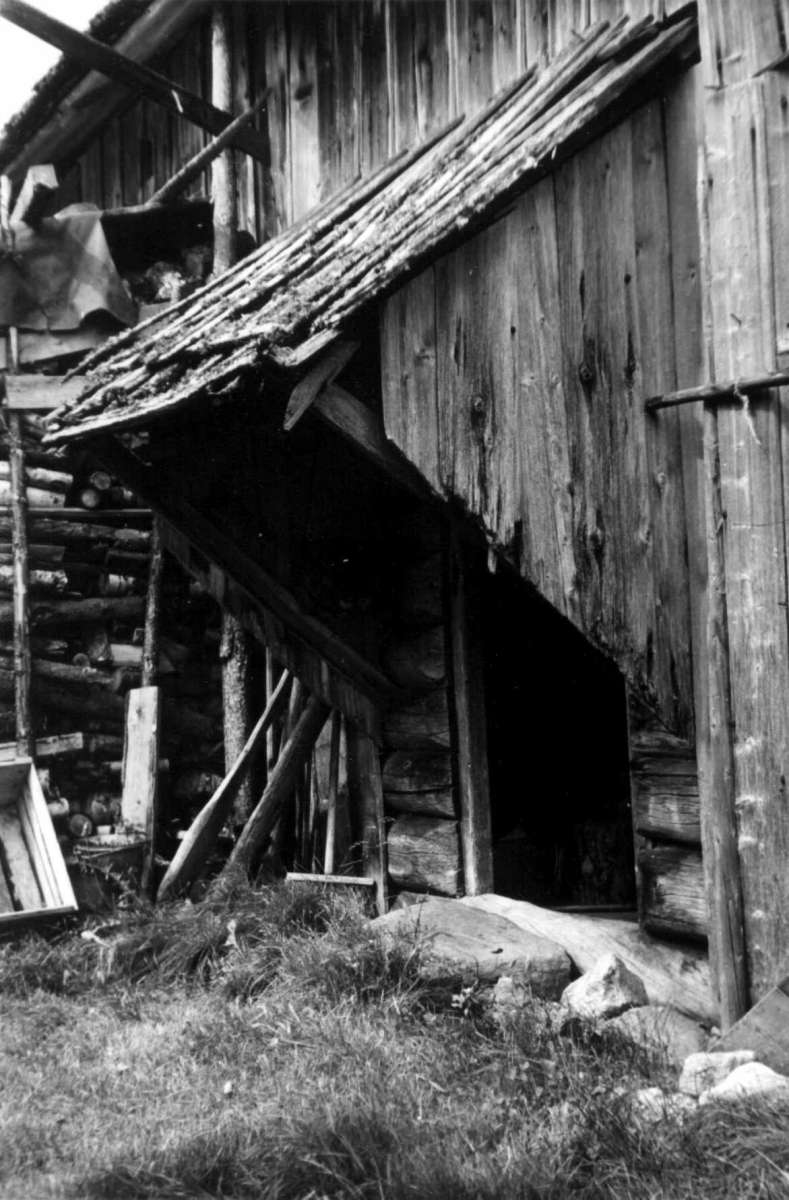 Vestby, Nordre, Trysil, Hedmark 1950.  Stabbur med vedstabbel. Inngangsdøra. 