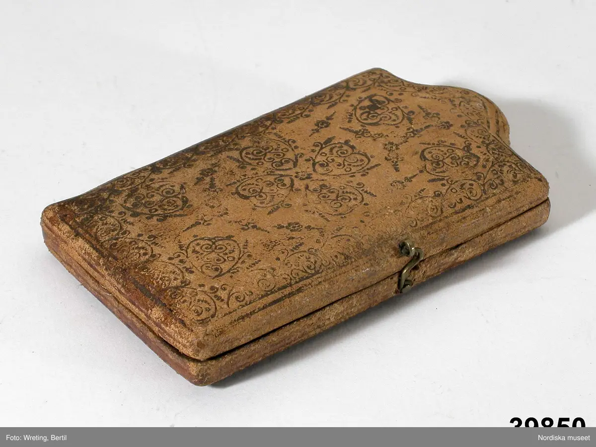 Huvudliggaren:
"Skrifplån, i fodral.. Tillhört gifvarens moder, överstinnan Ulrika sofia Hjärne, född Ehrenhjelm, död 1820."