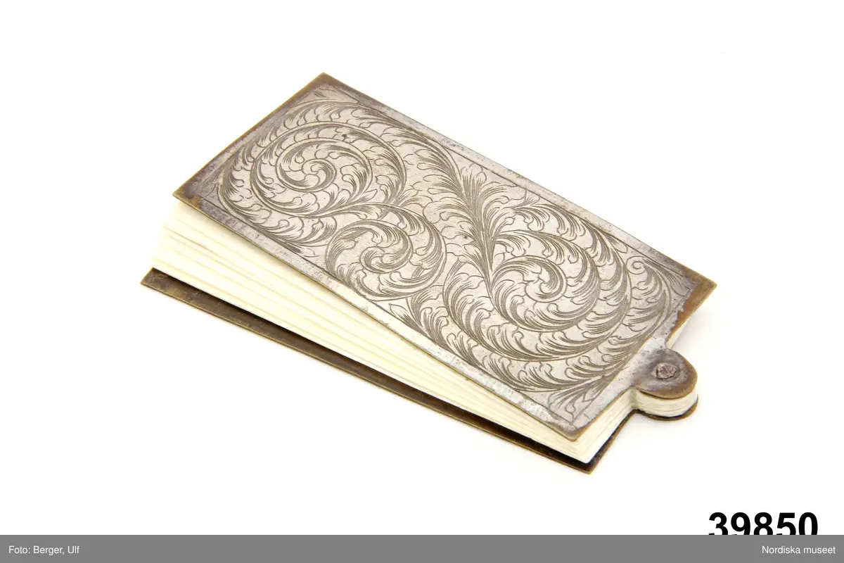 Huvudliggaren:
"Skrifplån, i fodral.. Tillhört gifvarens moder, överstinnan Ulrika sofia Hjärne, född Ehrenhjelm, död 1820."